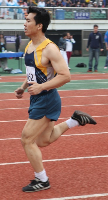 劉東參加(jia)男子(zi)400米比賽