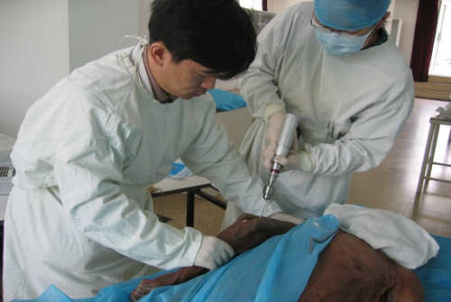 我(wo)科(ke)醫(yī)生(sheng)在(zai)屍體(ti)上進(jin)行肘關節(jie)創傷手術(shù)練習.jpg
